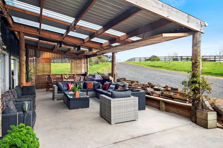 Photo of property in 15 Codlin Road, Waiuku, 2683