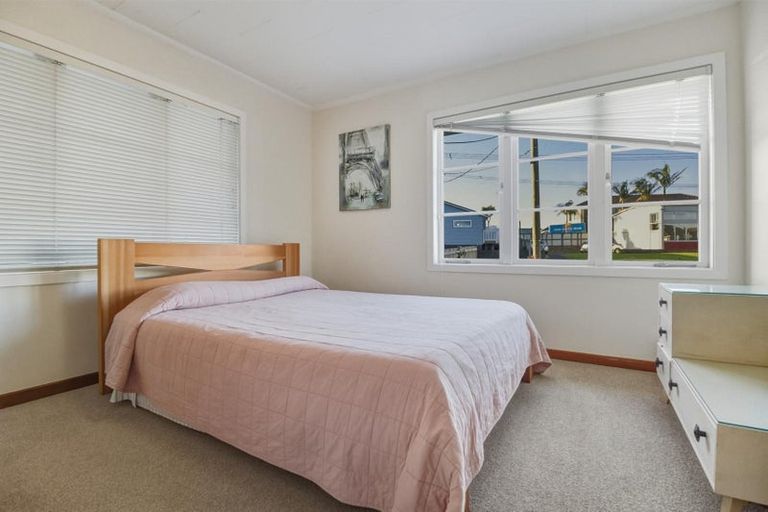 Photo of property in 2 Toru Street, Te Atatu Peninsula, Auckland, 0610