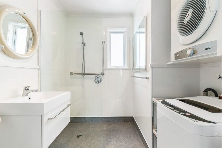 Photo of property in 7a Sequoia Place, Maoribank, Upper Hutt, 5018