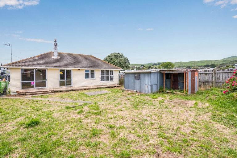 Photo of property in 25 Matahourua Crescent, Cannons Creek, Porirua, 5024