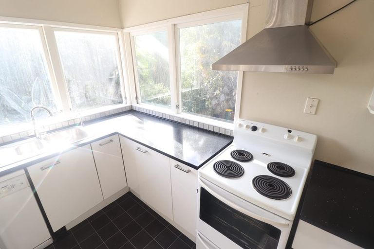 Photo of property in 4 Teviot Place, Totara Vale, Auckland, 0629