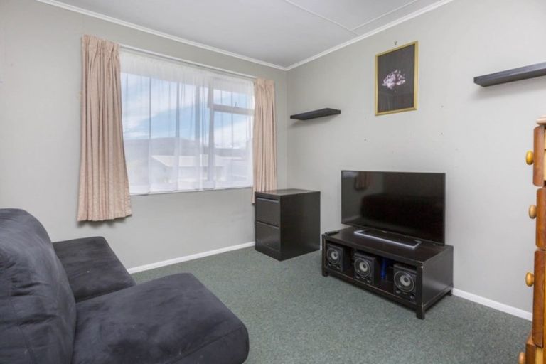 Photo of property in 17 Greenwich Grove, Stokes Valley, Lower Hutt, 5019