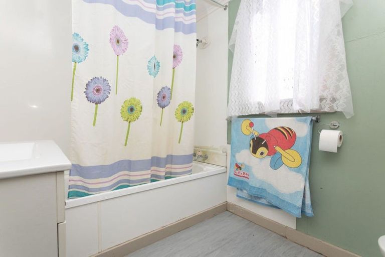 Photo of property in 18 Mccallum Street, Dannevirke, 4930