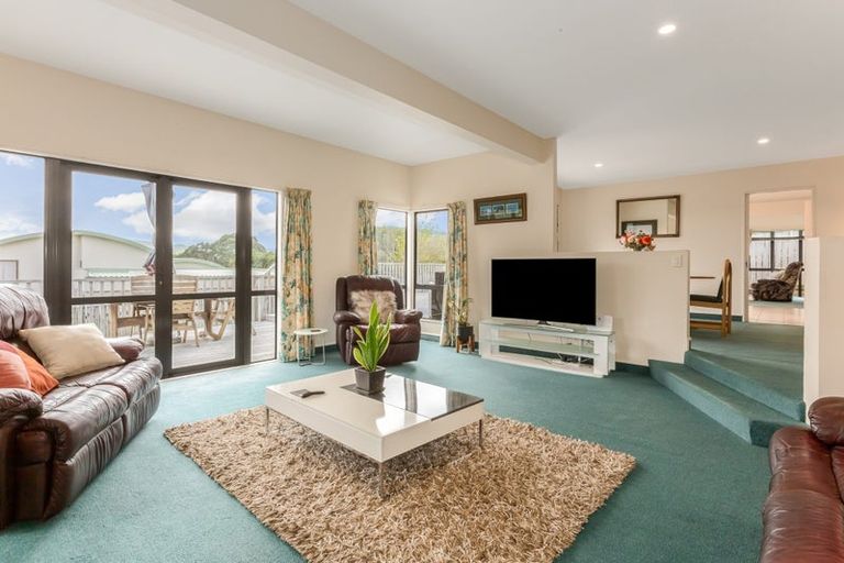 Photo of property in 31 Lanyon Place, Whitby, Porirua, 5024