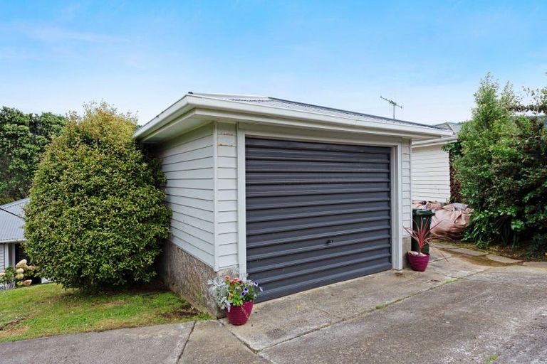 Photo of property in 10 Kereru Bend, Tawa, Wellington, 5028