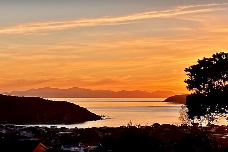 Photo of property in 109a Gloaming Hill, Titahi Bay, Porirua, 5022