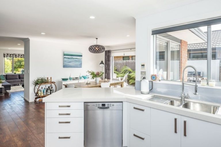 Photo of property in 33 Campion Road, Waikanae Beach, Waikanae, 5036