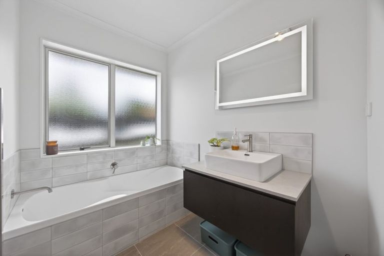 Photo of property in 6d Clearwater Cove, West Harbour, Auckland, 0618