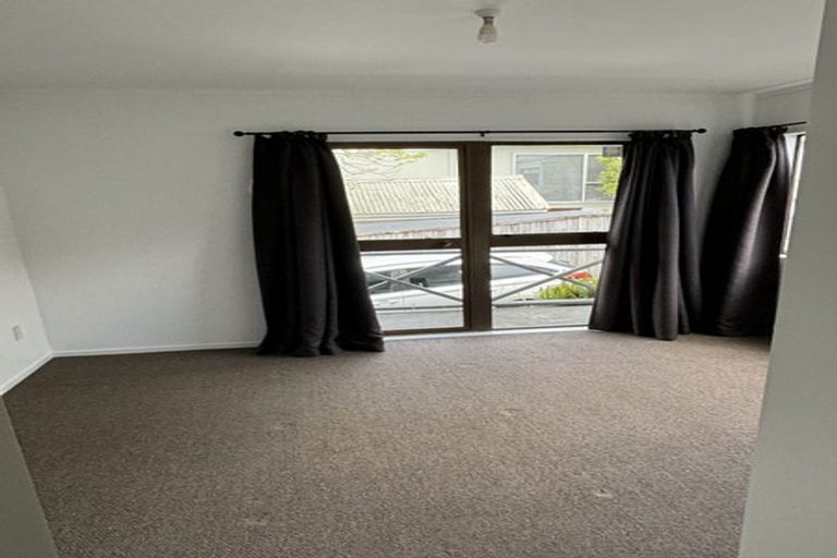 Photo of property in 2/92 Moore Street, Hillcrest, Auckland, 0627