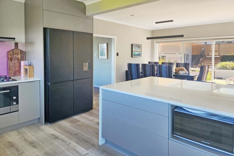 Photo of property in 11 Onehuka Road, Tirohanga, Lower Hutt, 5010