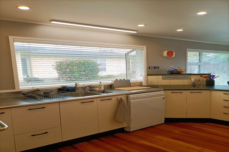 Photo of property in 42 Turville Crescent, Newlands, Wellington, 6037