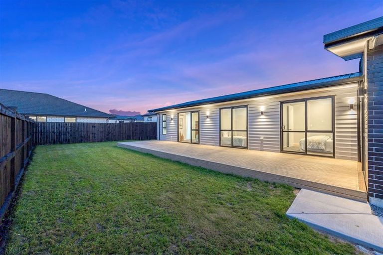 Photo of property in 18 Madden Avenue, Kumeu, 0810
