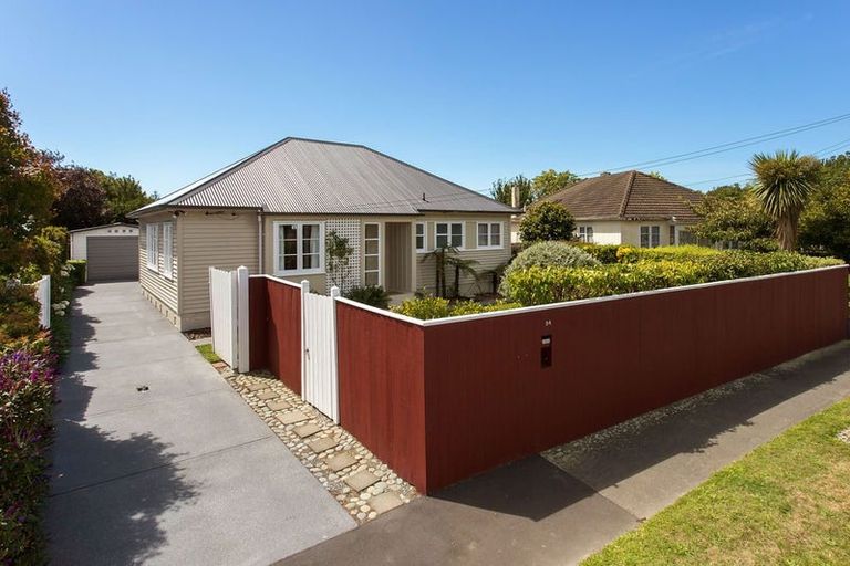 Photo of property in 34 Pitcairn Crescent, Bryndwr, Christchurch, 8053
