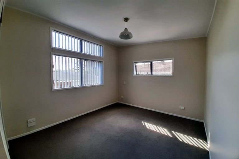 Photo of property in 39 Divich Avenue, Te Atatu South, Auckland, 0610