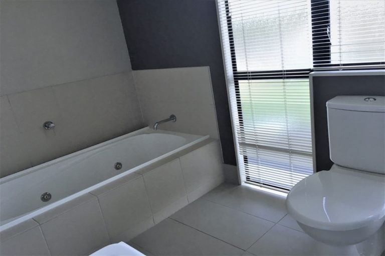 Photo of property in 23 Kittiwake Drive, Schnapper Rock, Auckland, 0632