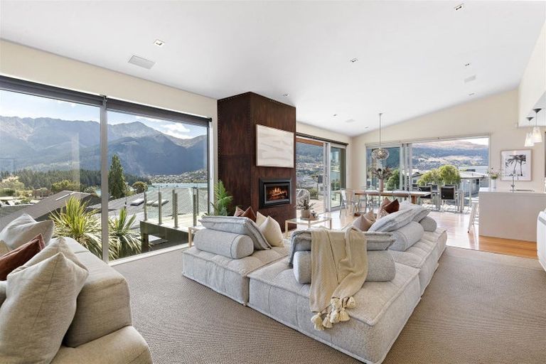 Photo of property in 17 Poplar Drive, Kelvin Heights, Queenstown, 9300