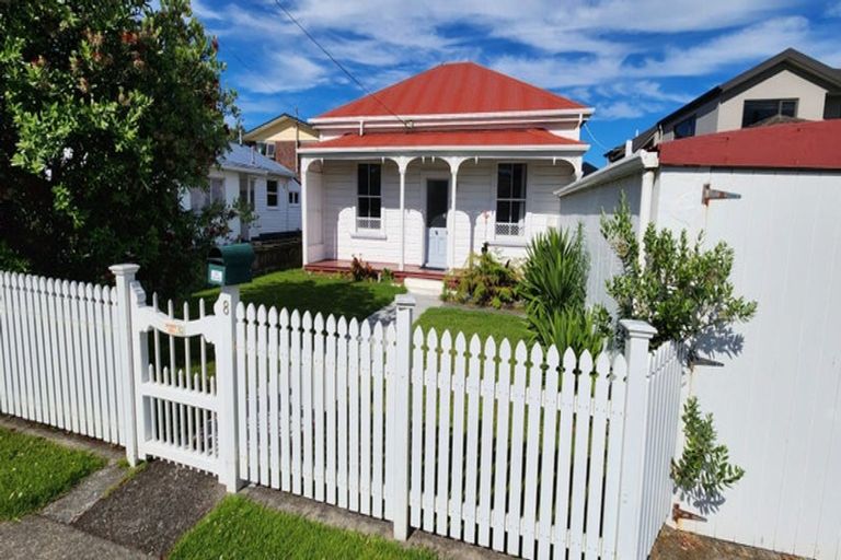 Photo of property in 8 Cutfield Road, New Plymouth, 4310