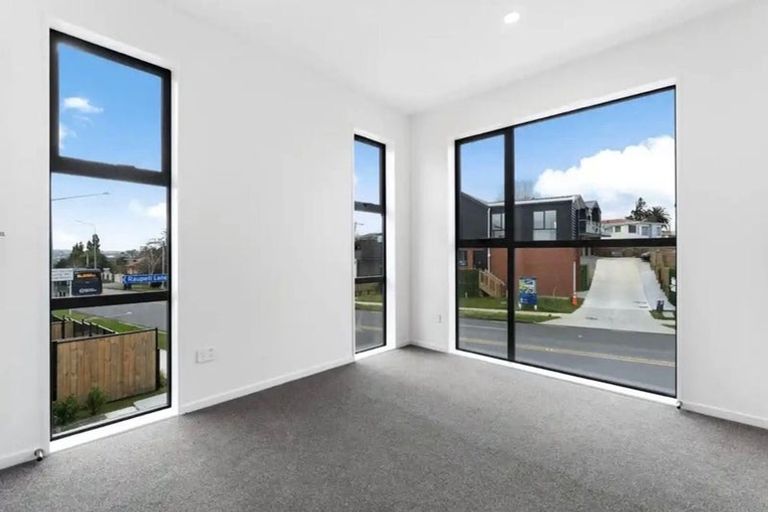 Photo of property in 250b Great North Road, Henderson, Auckland, 0612