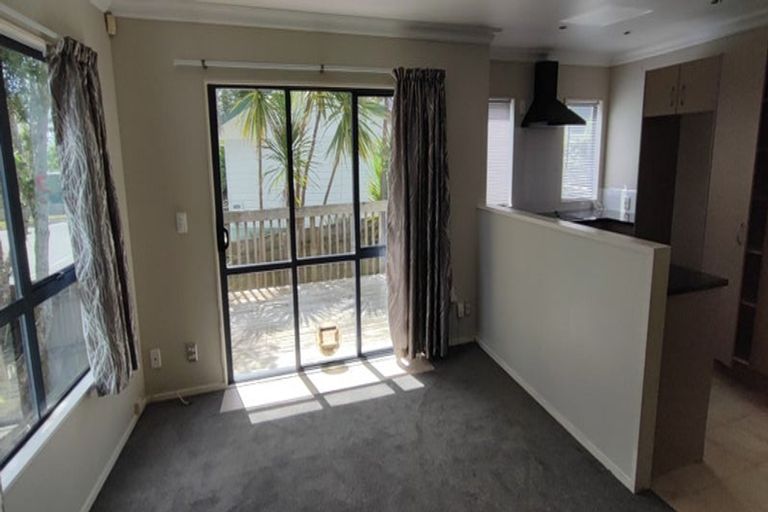 Photo of property in 4 Ballial Place, West Harbour, Auckland, 0618