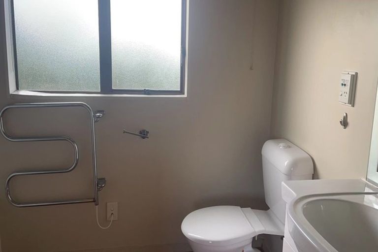 Photo of property in 1/106 Waimumu Road, Massey, Auckland, 0614