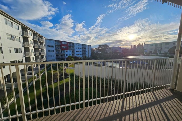 Photo of property in Shoal Haven Apartments, 305c/130 Anzac Street, Takapuna, Auckland, 0622