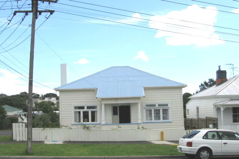 Photo of property in 11 Kiwi Road, Stanley Point, Auckland, 0624