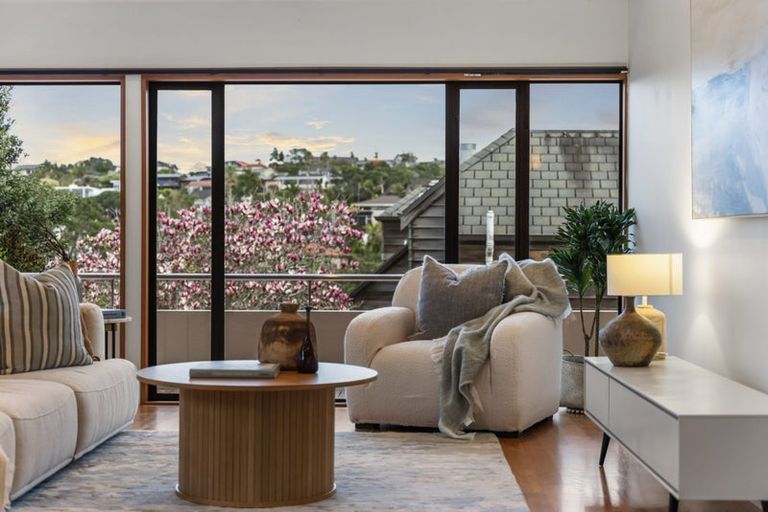 Photo of property in 1/52 Masterton Road, Rothesay Bay, Auckland, 0630