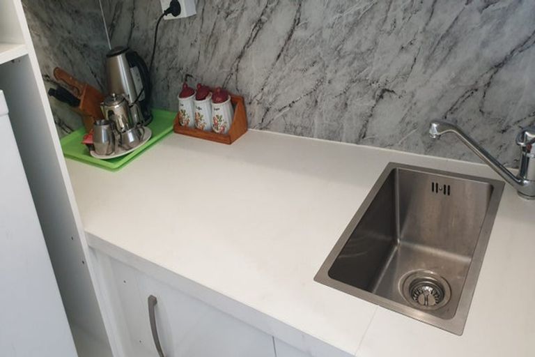 Photo of property in 2 Chisholm Place, Mangere East, Auckland, 2024