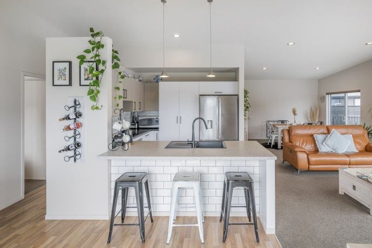 Photo of property in 10 Rena Place, Whitianga, 3510