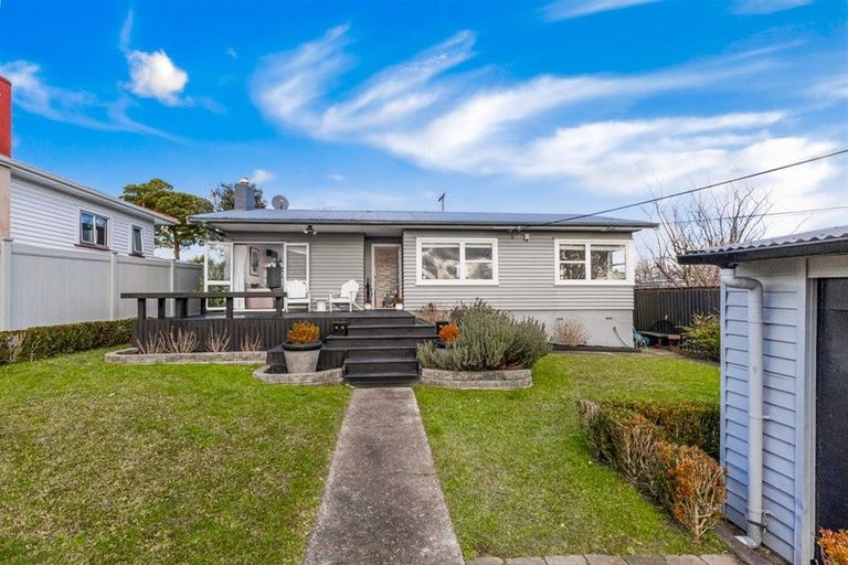 Photo of property in 2/29 Sunnyfield Crescent, Glenfield, Auckland, 0629