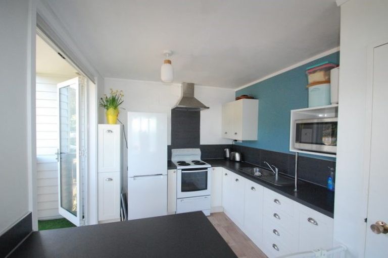 Photo of property in 4/6 Robertson Street, Owhiro Bay, Wellington, 6023