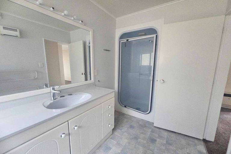 Photo of property in 3 Bayswater Place, Newlands, Wellington, 6037