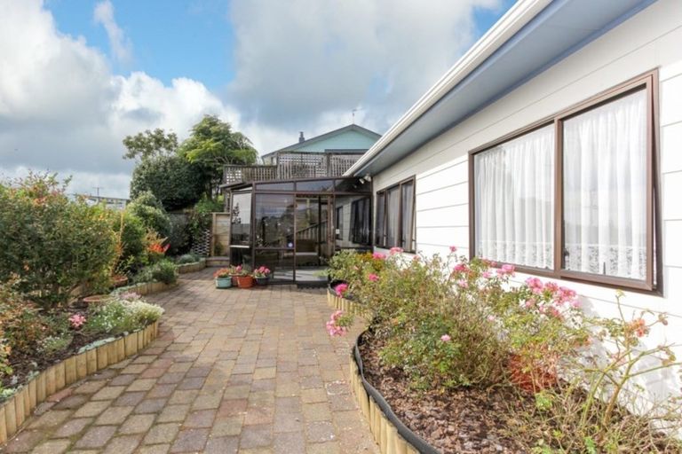 Photo of property in 68 Waiwaka Terrace, Strandon, New Plymouth, 4312