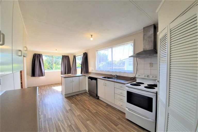 Photo of property in 28 Easton Park Parade, Glenfield, Auckland, 0629