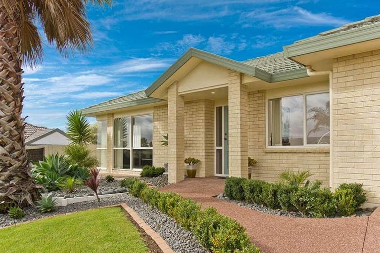 Photo of property in 10 Monivea Place, East Tamaki Heights, Auckland, 2016