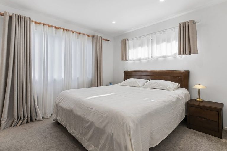 Photo of property in 12e Kelwyn Road, Kelston, Auckland, 0602