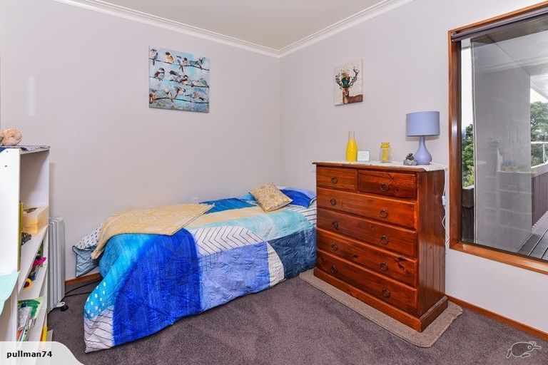 Photo of property in 1 Kingsclere Place, Goodwood Heights, Auckland, 2105