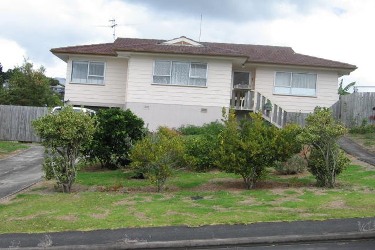 Photo of property in 14 Tetrarch Place, Totara Vale, Auckland, 0629