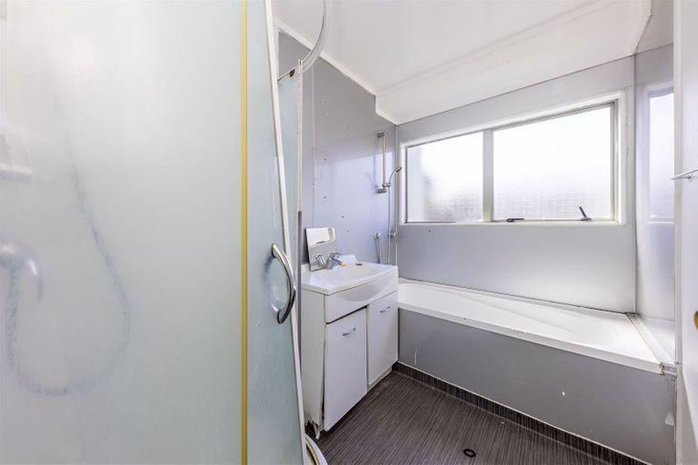 Photo of property in 11 Lori Place, Massey, Auckland, 0614