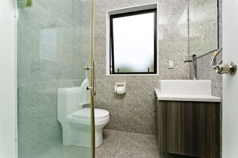 Photo of property in 11a Ludlow Terrace, Totara Vale, Auckland, 0627