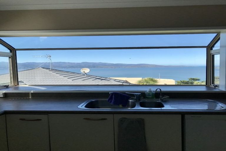 Photo of property in 52 Dress Circle, Newlands, Wellington, 6037