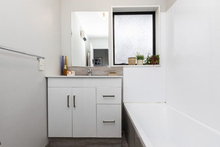 Photo of property in 2/487 Pages Road, Bexley, Christchurch, 8061