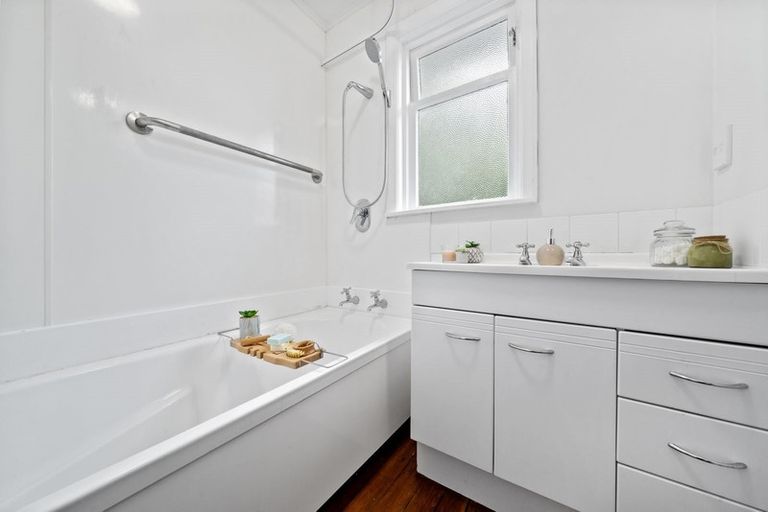 Photo of property in 12 Karaka Grove, Raumati Beach, Paraparaumu, 5032