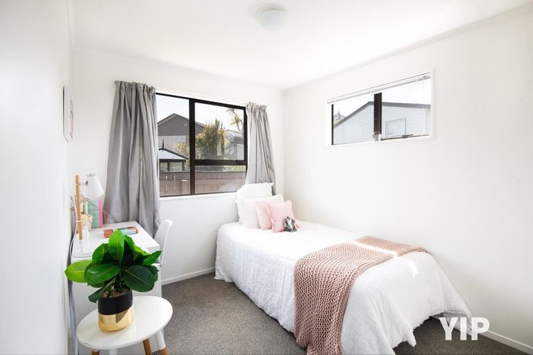 Photo of property in 27 Evesham Place, Newlands, Wellington, 6037