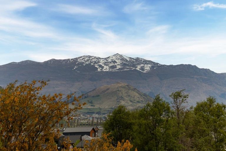 Photo of property in 24 Cunninghams Drive, Jacks Point, Queenstown, 9371