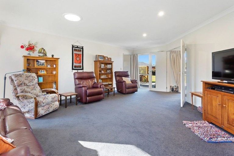 Photo of property in 5 Haydon Place, Amberley, 7410