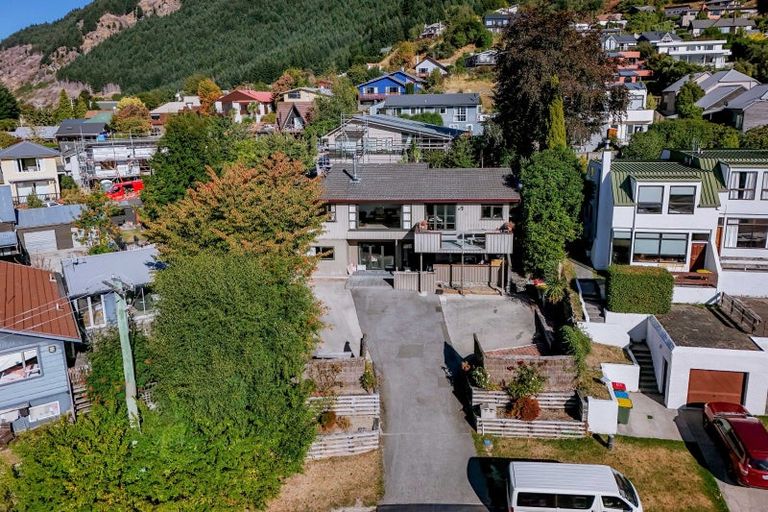 Photo of property in 6 Wynyard Crescent, Fernhill, Queenstown, 9300