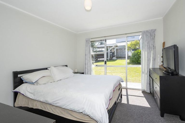 Photo of property in 4/23 Luckens Road, West Harbour, Auckland, 0618