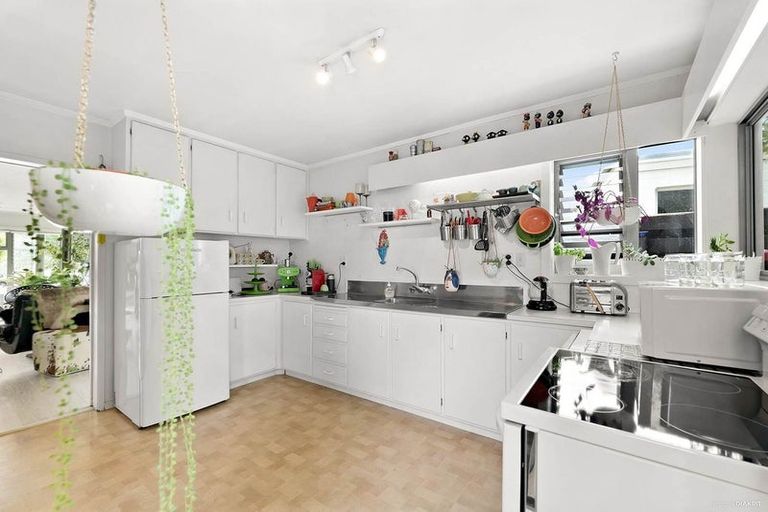 Photo of property in 11 Tyrian Close, Half Moon Bay, Auckland, 2012