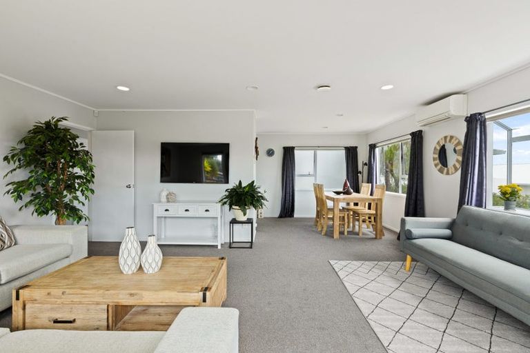 Photo of property in 10 Royalty Rise, Red Beach, 0932